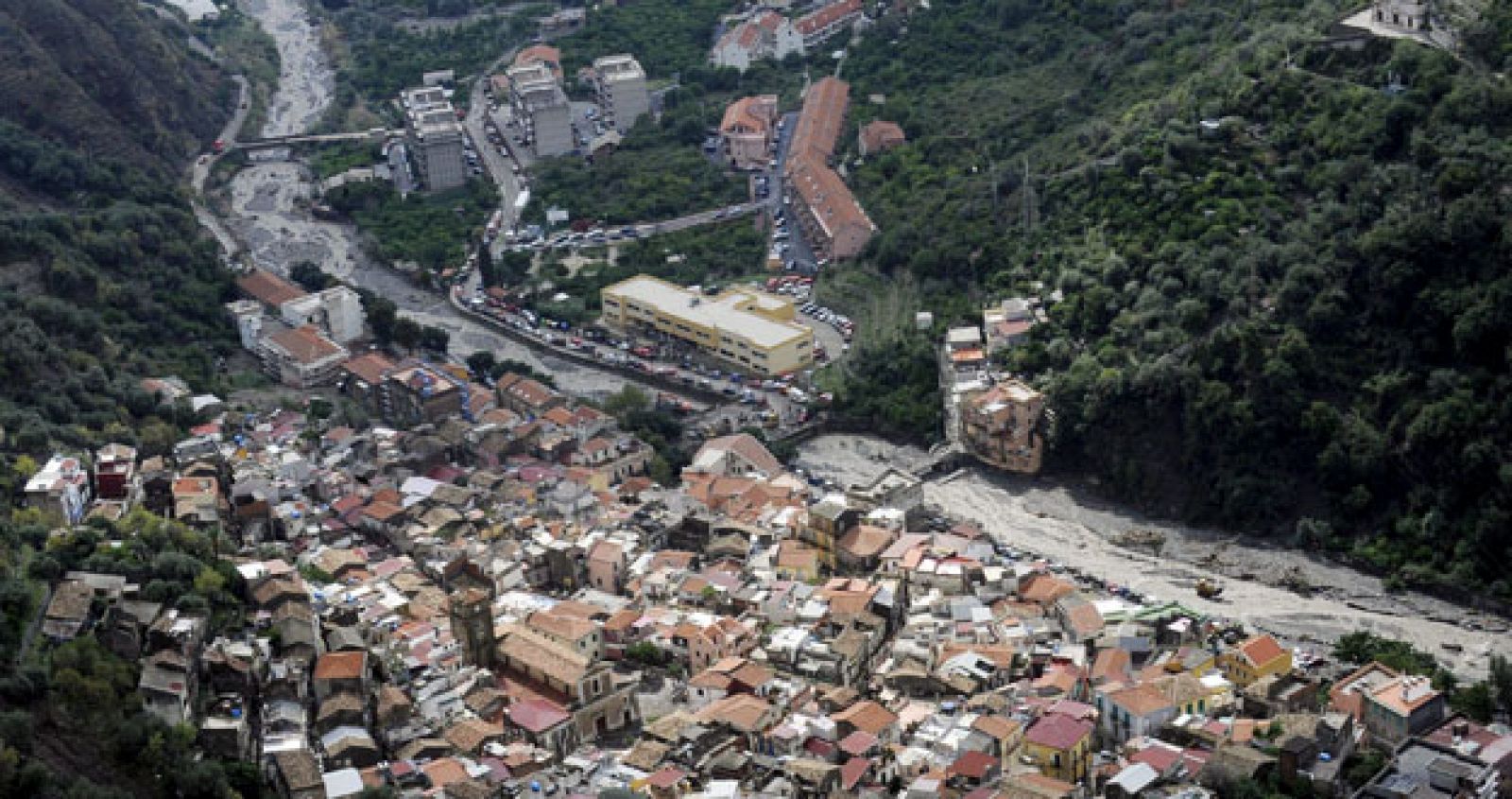 Vista aérea de Giampilieri, una zona residencial de Messina que quedó completamente cubierta por el lodo como consecuencia del temporal que azotó la isla de Sicilia