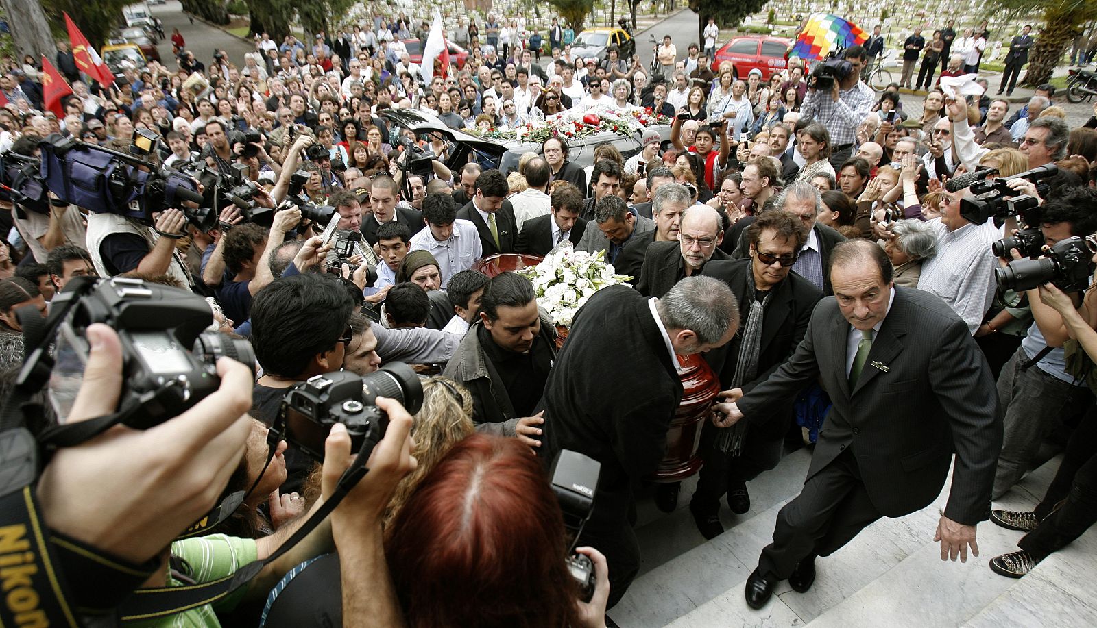 Familiares y amigos cargan el féretro con los restos de la cantante Mercedes Sosa