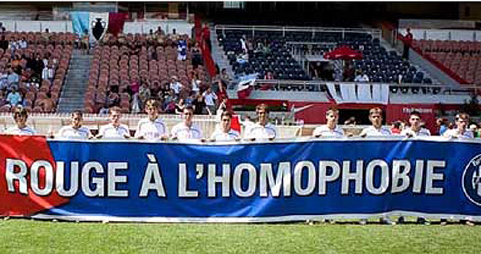 Imagen de los jugadores del Paris Foot Gay portando una campaña contra la homofobia.