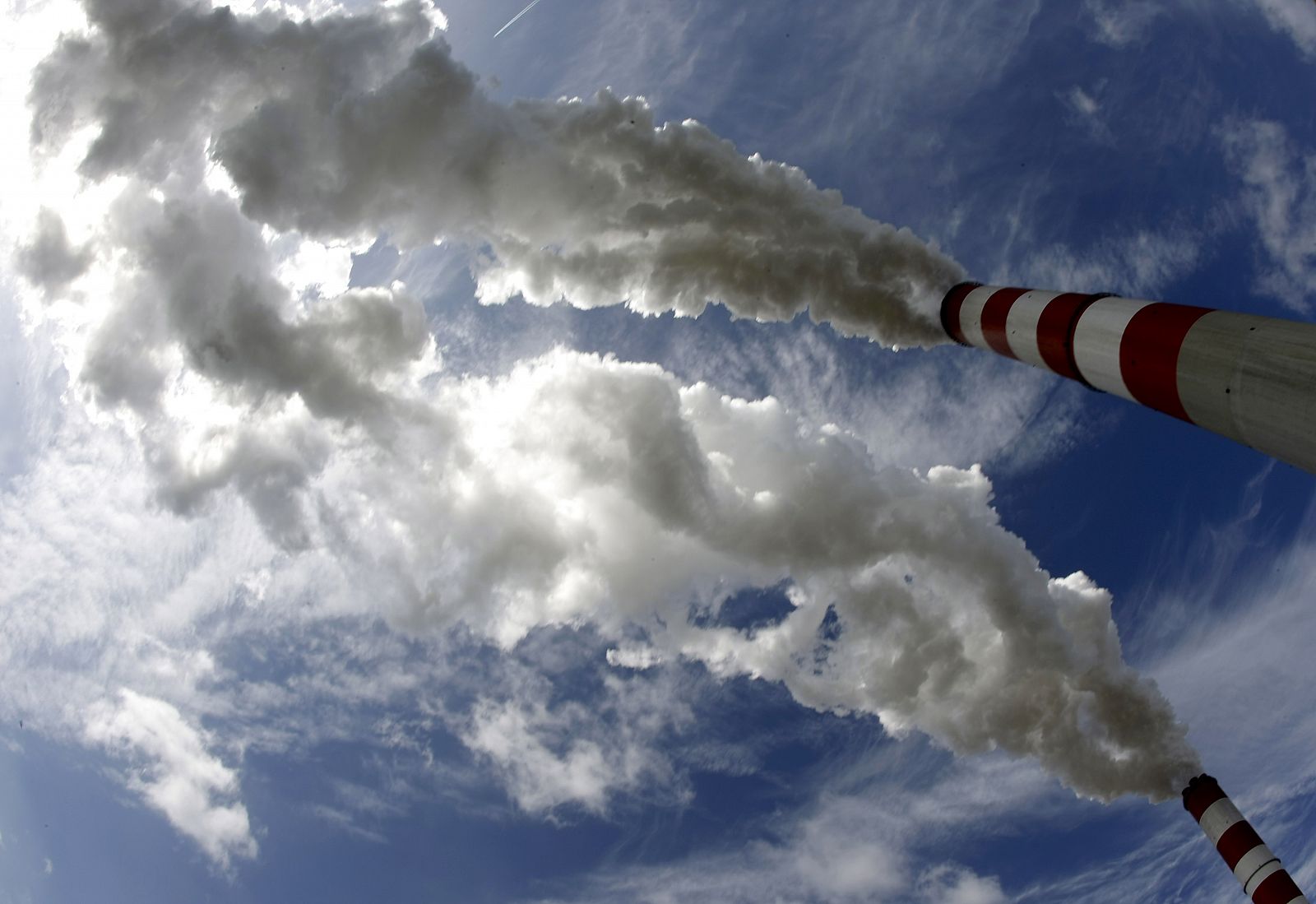 El descenso de la producción energética e industrial ha reducido la emisión de CO2.