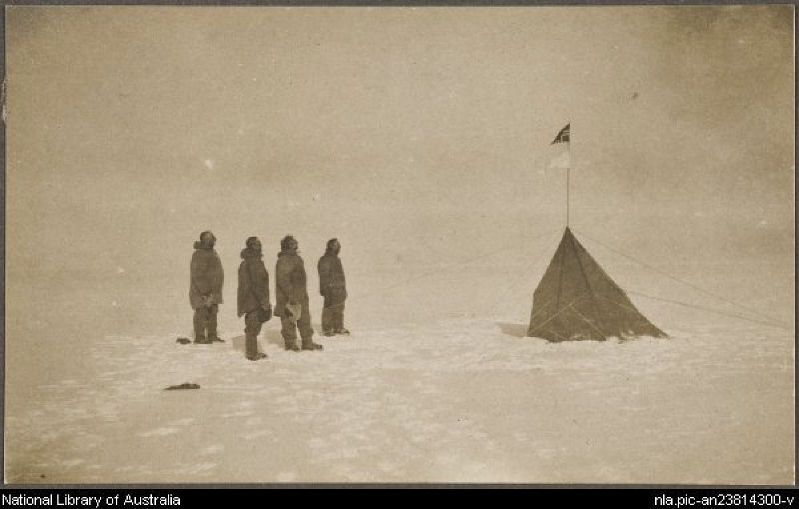Un investigador noruego ha descubierto en la Biblioteca Nacional de Australia esta fotografía, la única original de la expedición de Roald Amundsen que llegó por vez primera al Polo Sur.