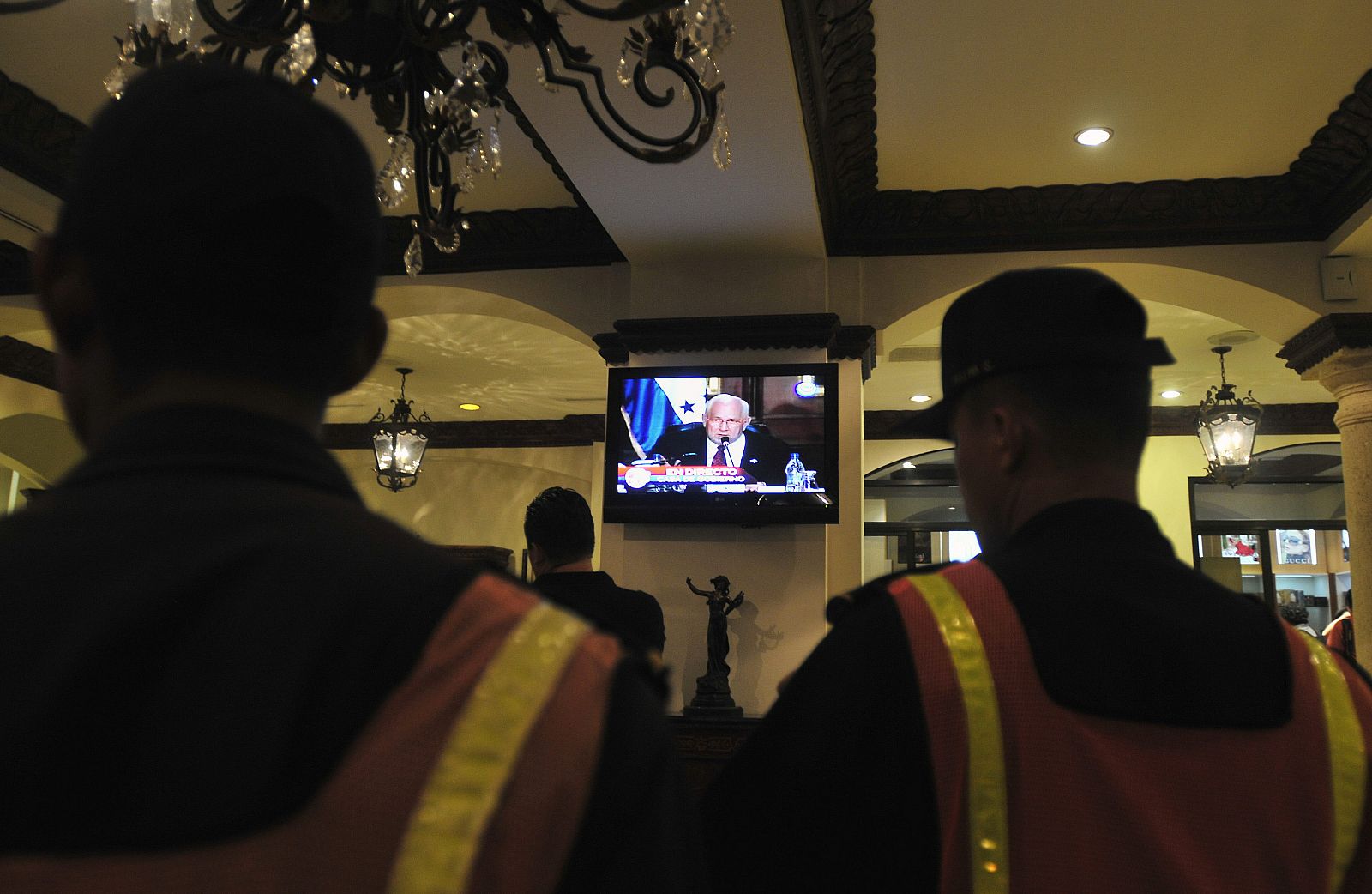 Imagen televisiva que muestra al presidente de facto de Honduras, Roberto Micheletti