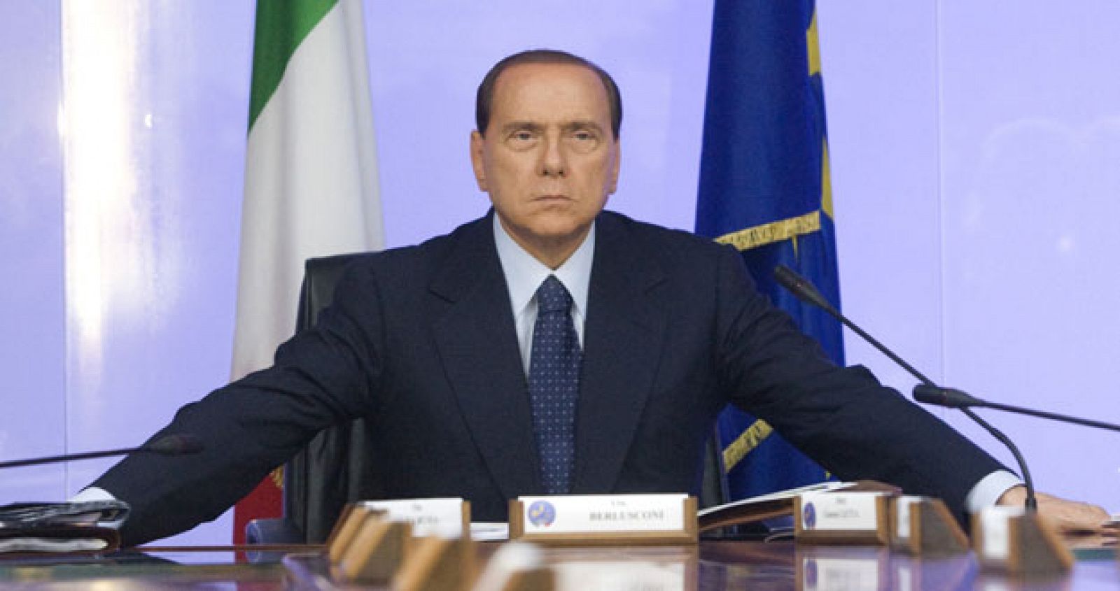 El primer ministro italiano, Silvio Berlusconi, ha asegurado que él y su Gobierno tienen a todo el mundo en su contra, excepto al pueblo, a quien agradeció el apoyo que, según él, le sigue dando.