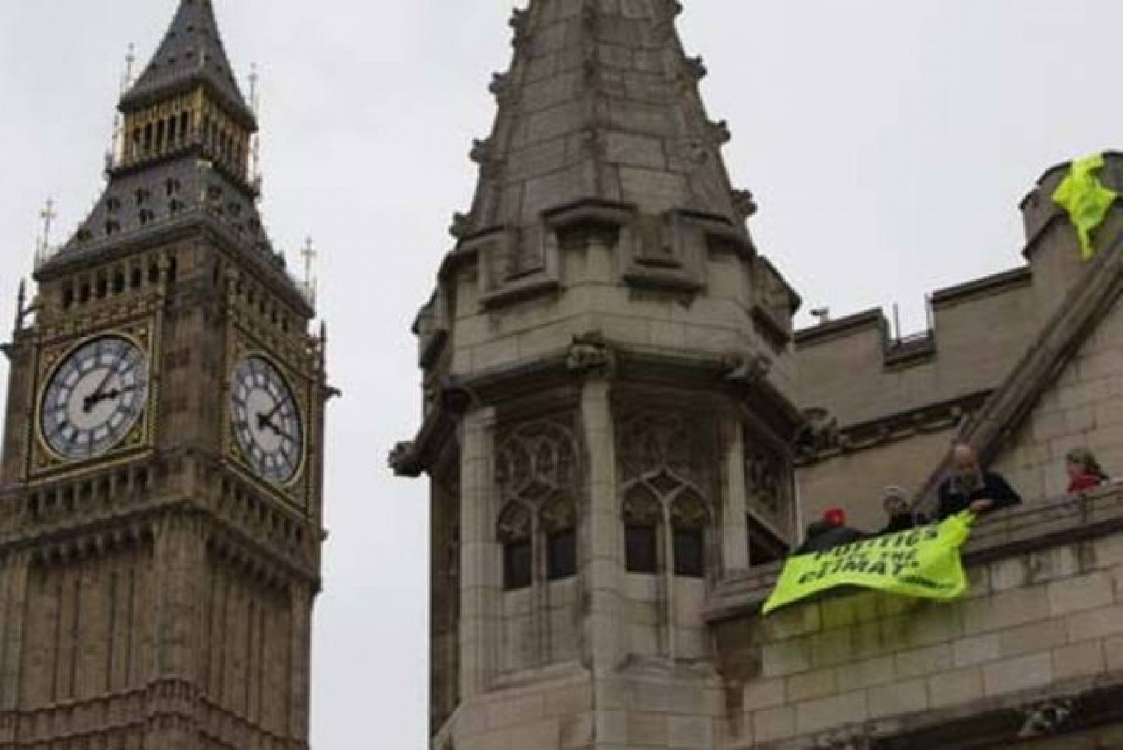 Los activistas desplegaron pancartas para pedir "un cambio de política para salvar el clima".