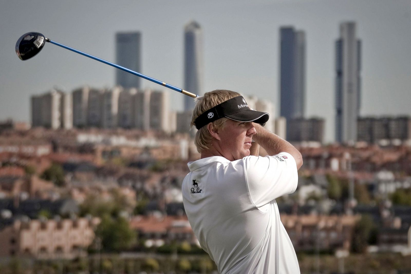 El británico Ross McGowan observa un lanzamiento suyo durante el torneo que se ha disputado en el Centro Nacional del Golf de Madrid.