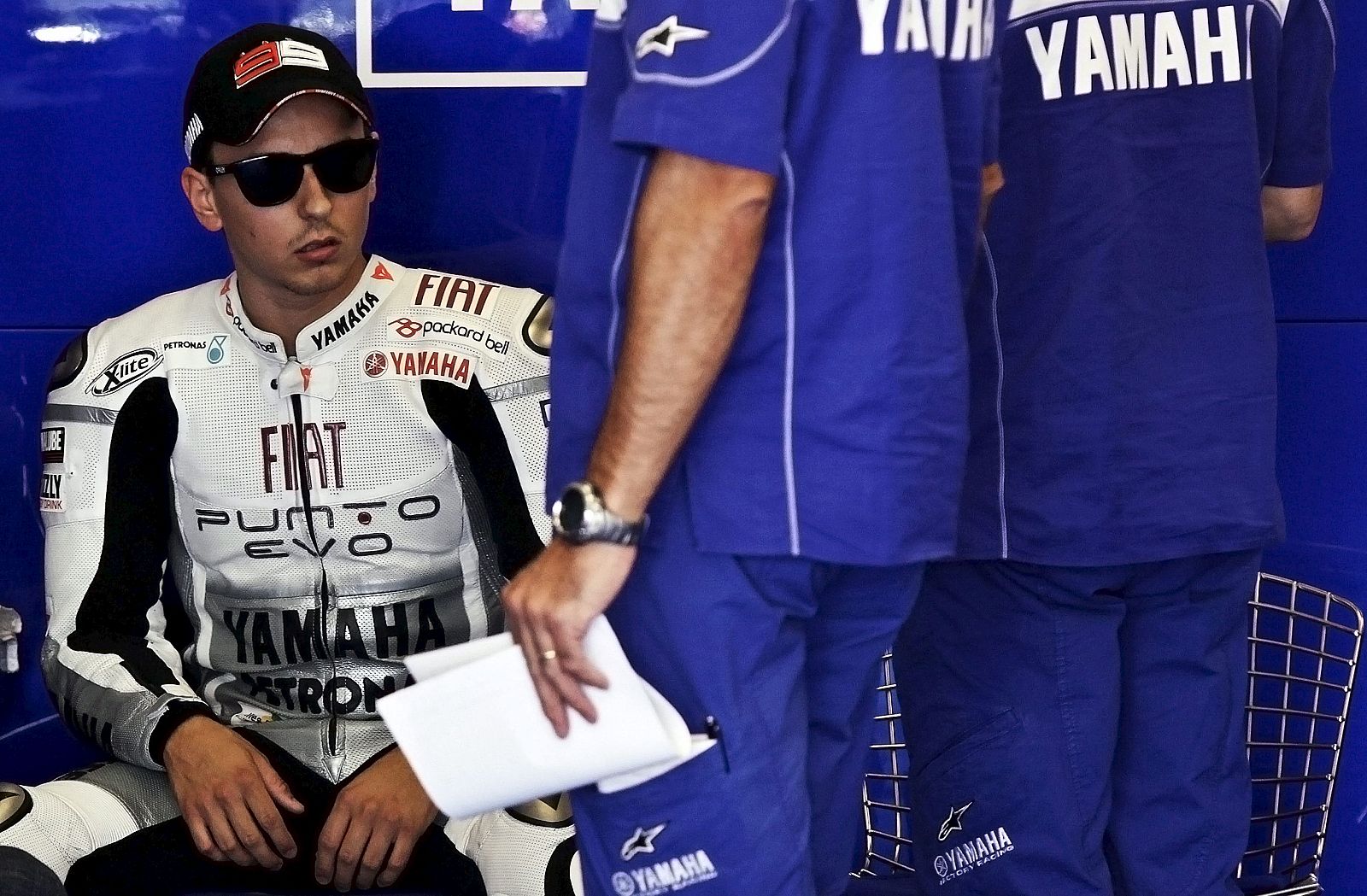El piloto español Jorge Lorenzo (i), de Yamaha, habla con unos técnicos