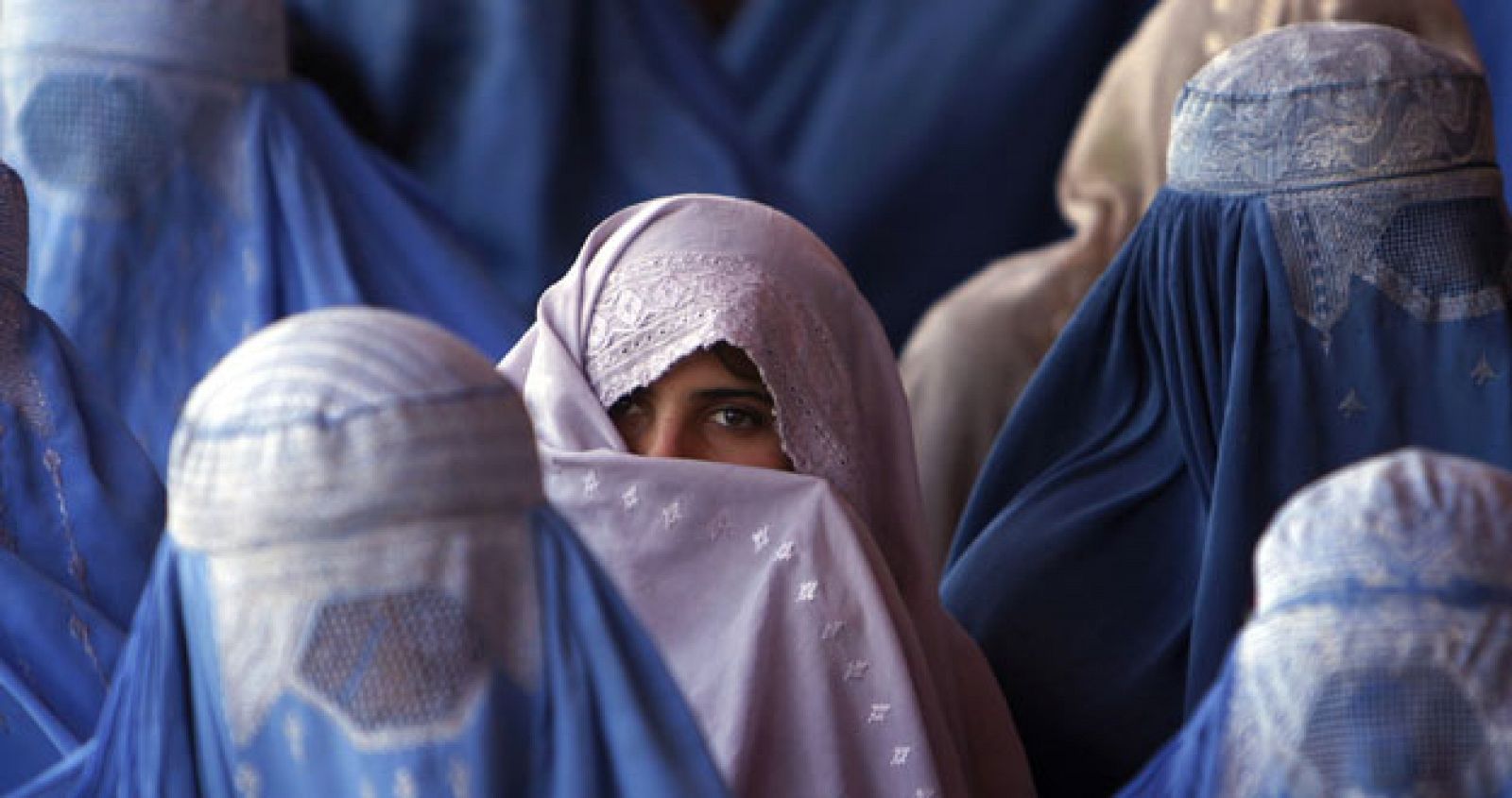 Varias mujeres vestidas con burqa en Afganistán.