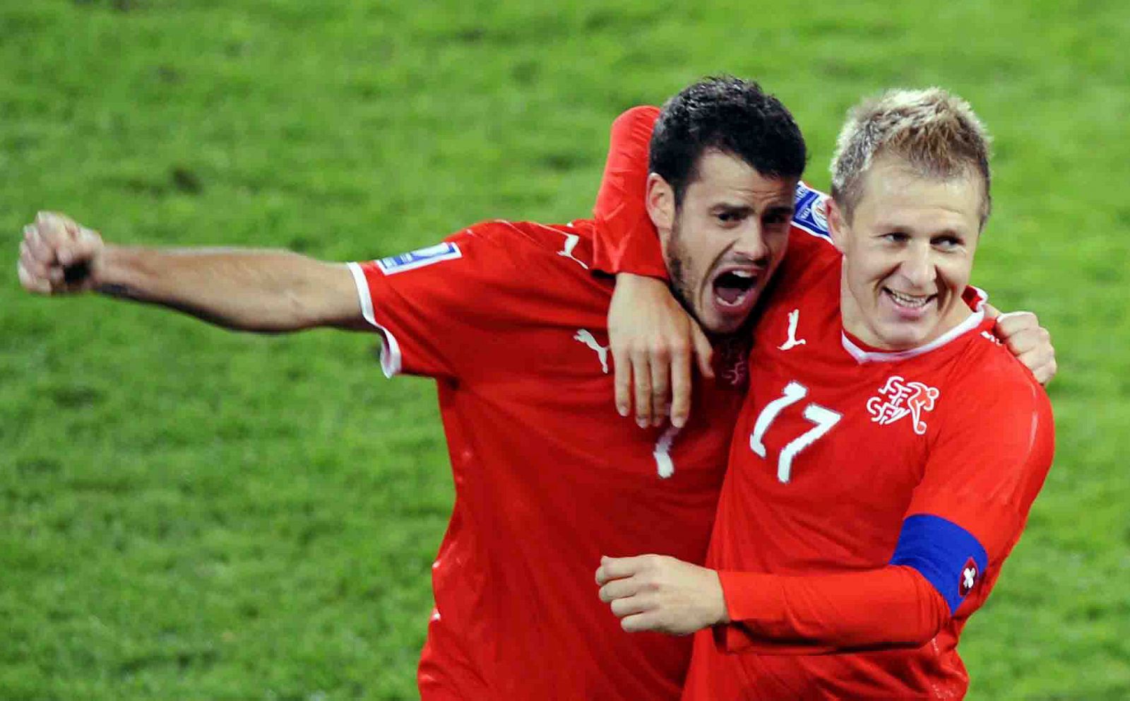 Los jugadores de la selección de fútbol de Suiza, Tranquillo Barnetta y Christoph Spycher celebran tras su partido contra Israel el pase al Mundial.