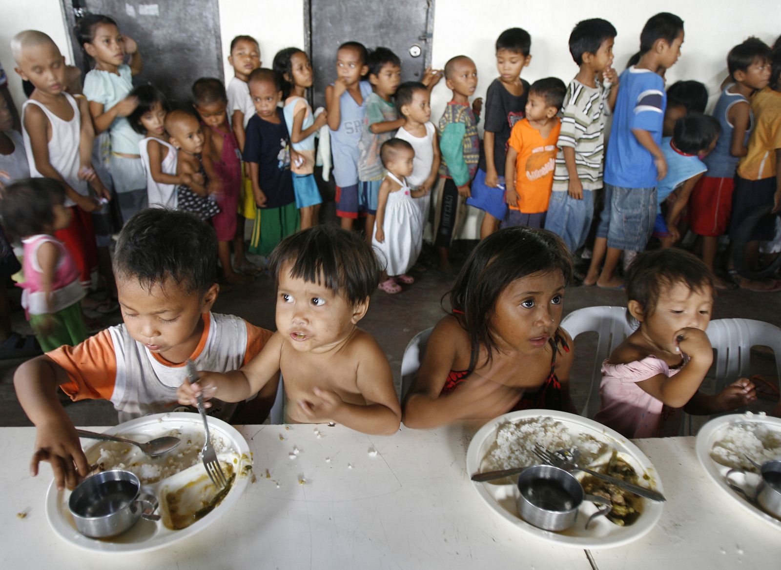 Niños hambrientos en Manila