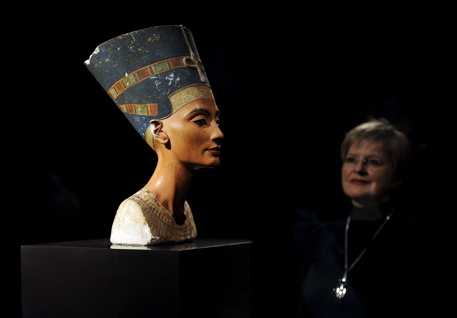 Una mujer observa el busto de Nefertiti durante el pase de prensa al Neues Museum (Nuevo Museo), en Berlín (Alemania), el 15 de octubre de 2009.