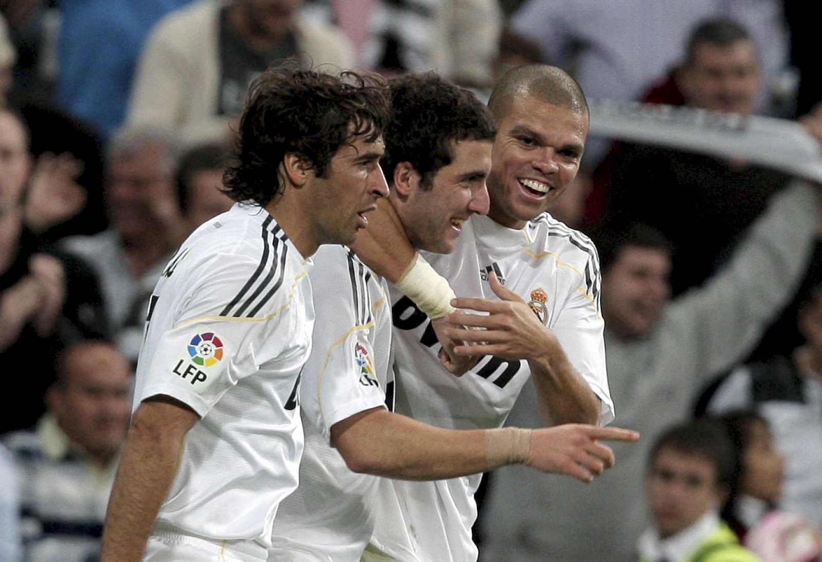 Gonzalo Higuaín celebra con Pepe y Raúl la consecución del cuarto gol de su equipo.