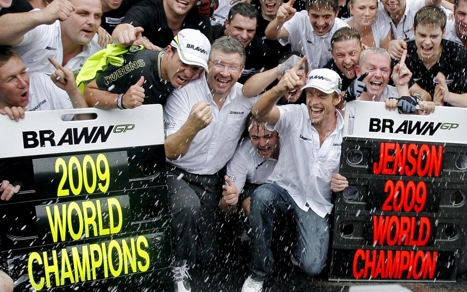 Ross Brawn, en el centro, celebra el título con sus pilotos, Barrichello y Button.