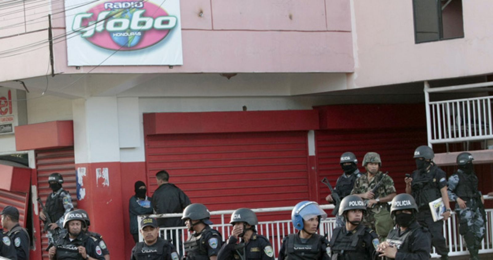 Soldados y polícias montan guardia fuera de la estación de Radio Globo en Tegucigalpa