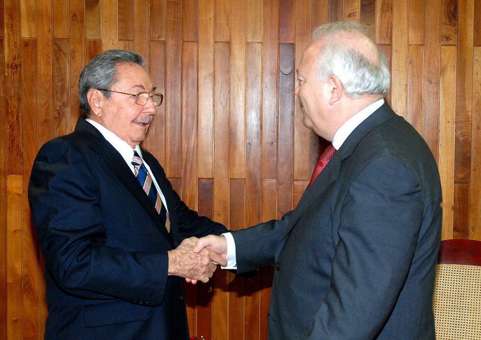 Foto cedida de la entrevista sostenida entre Castro (i) y Moratinos en octubre de 2009