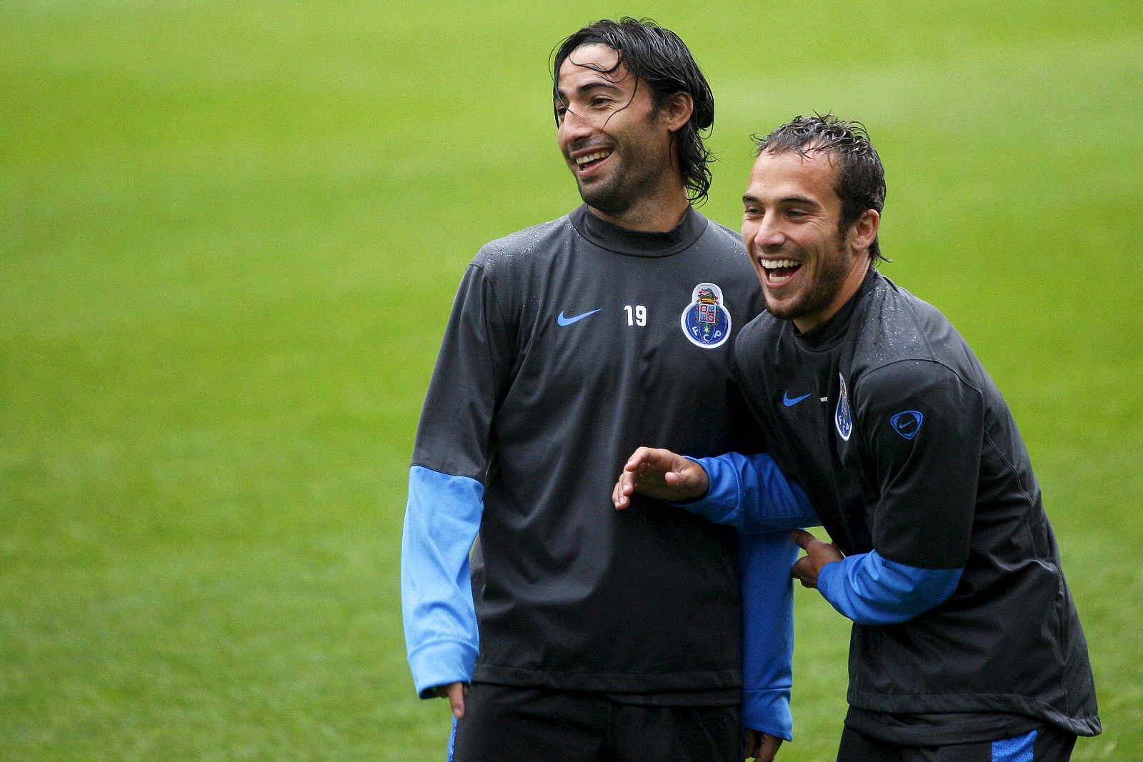 os jugadores del Oporto Farias y Belluschi bromean durante el entrenamiento del equipo.