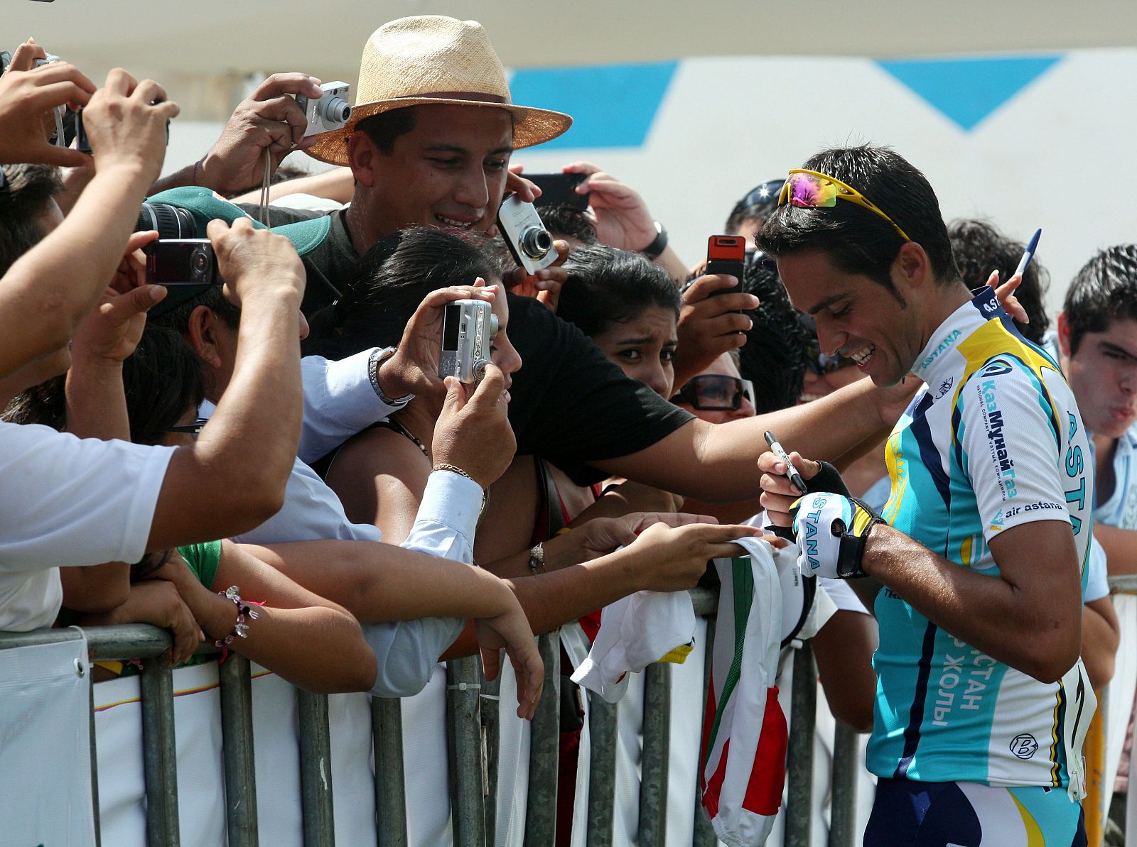 Contador firma autógrafos en Cancún tras finalizar la contrarreloj del Gran Premio de Ciclismo Viva México.