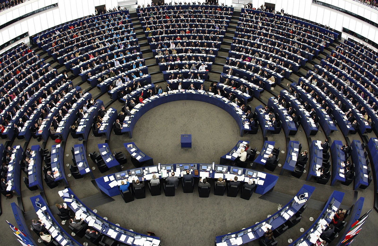 Miembros del Parlamento Europeo votan sobre la libertad de información en Italia.