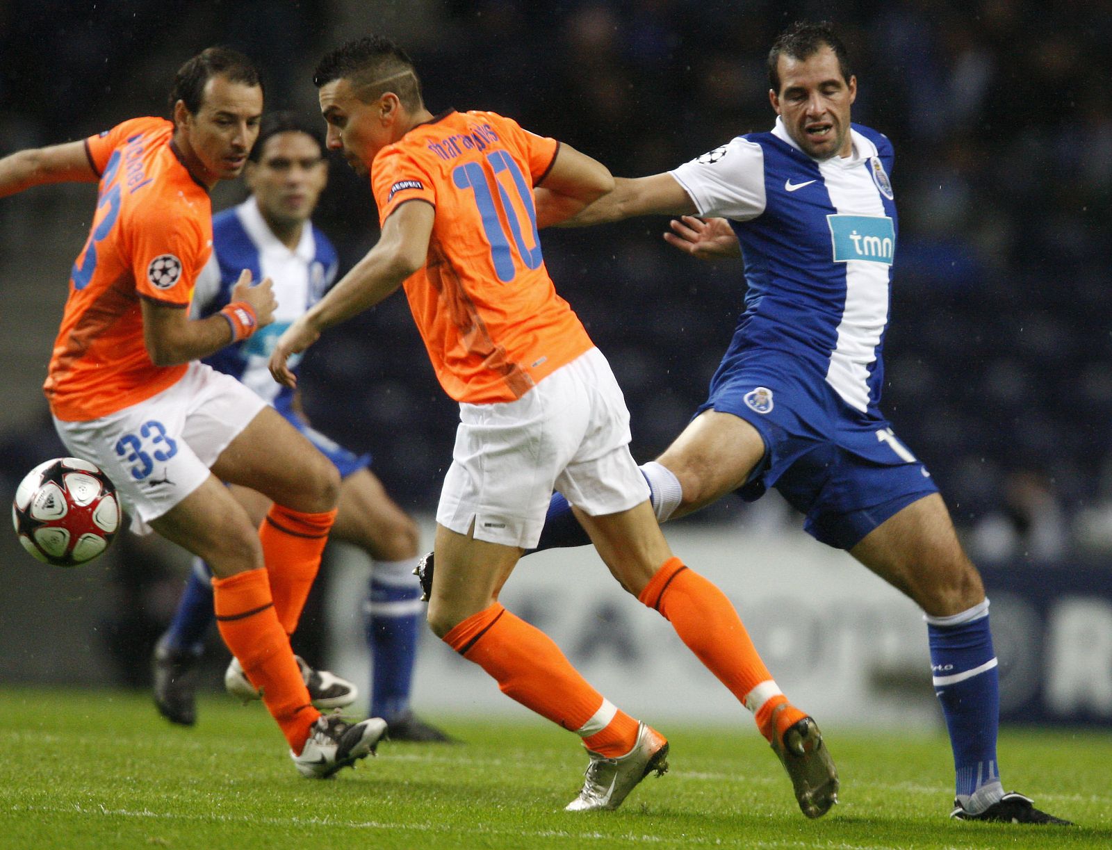 González, del Oporto, lucha un balón entre varios jugadores del Apoel Nicosia.