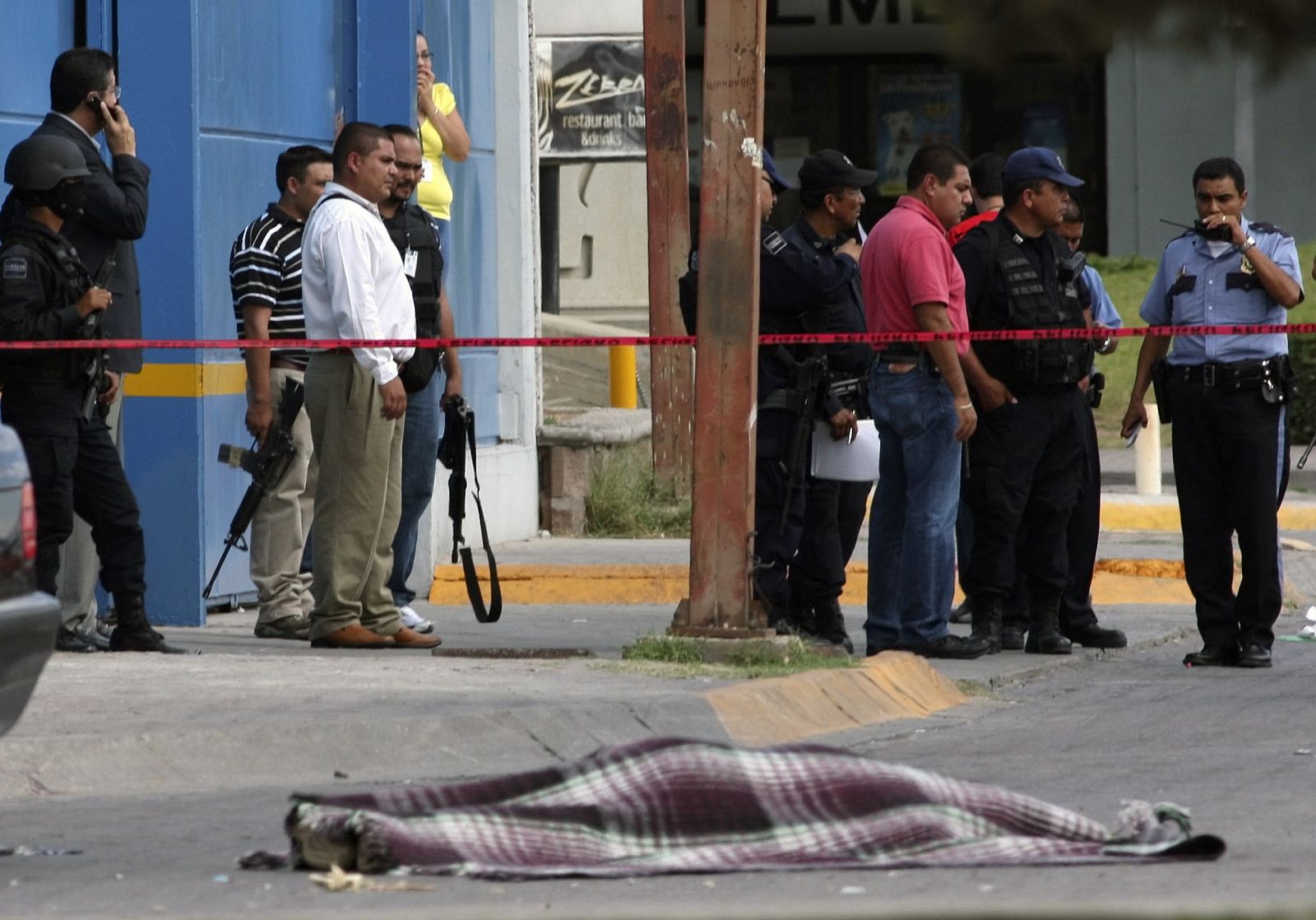 La policía trabaja en la escena de un crimen violento cometido en Ciudad Juarez