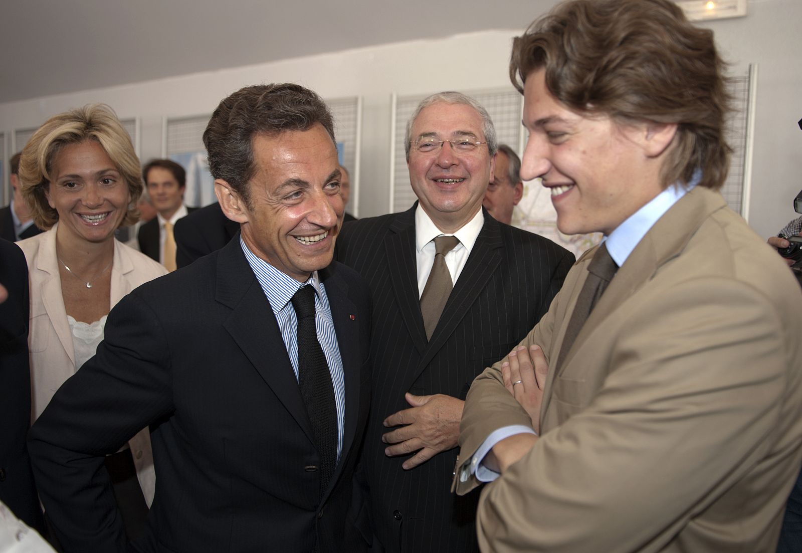 El presidente francés, Sarkozy, y su hijo en la Defensè en París.