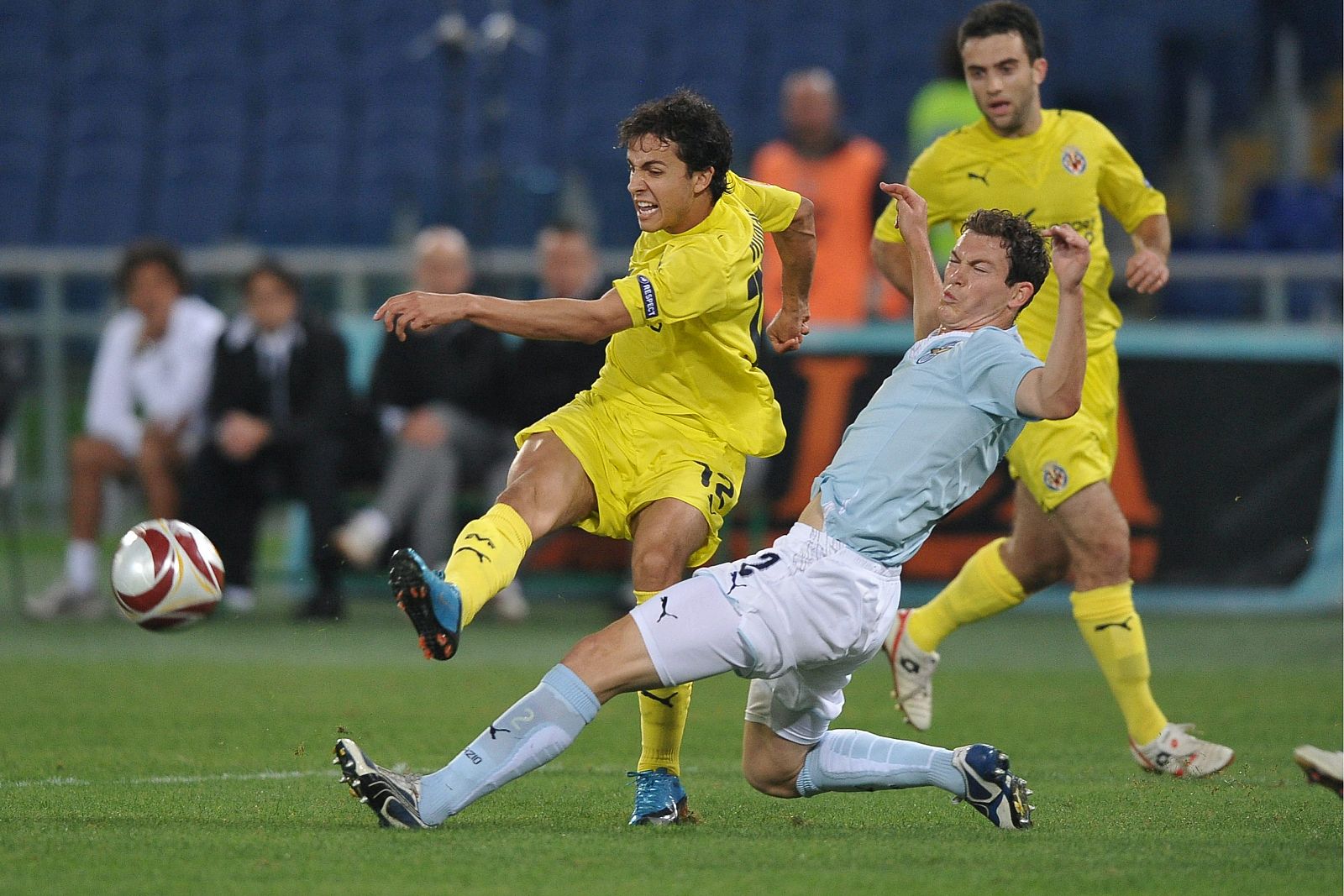 El jugador brasileño del Villarreal, Nilmar Honorato da Silva, se disputa el balón con el defensa suizo Stephan Lichtsteiner.