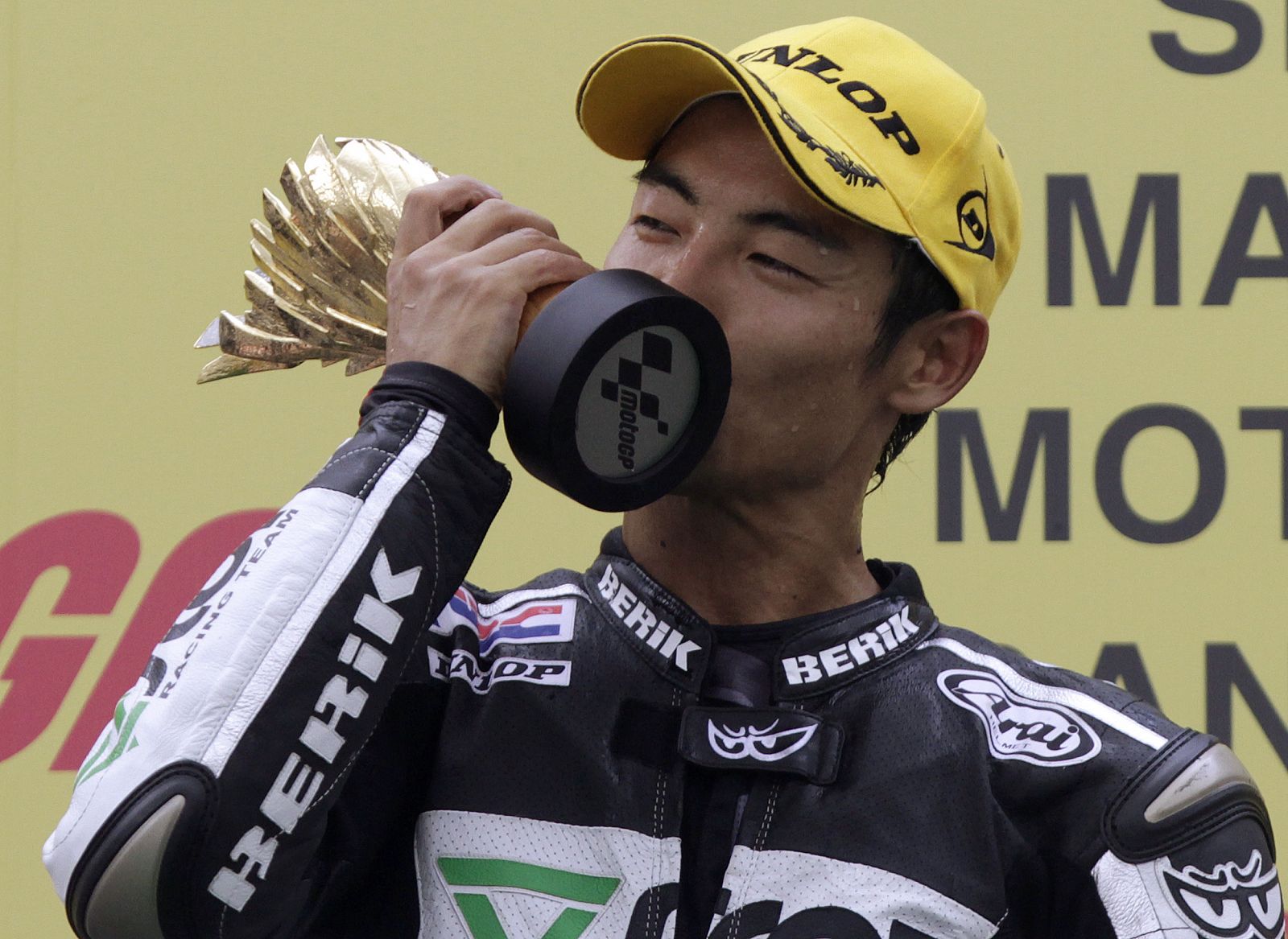 El piloto japonés de 250cc Hiroshi Aoyama besa el trofeo tras la victoria en Malasia.