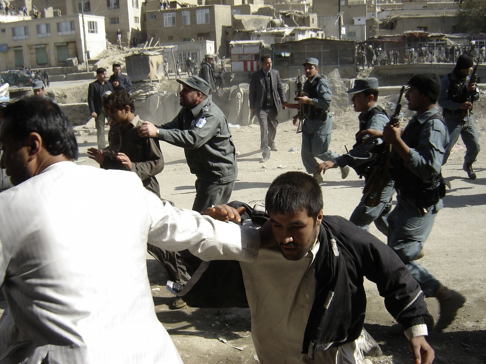 La policía afgana dispersa a los manifestantes en Kabul.
