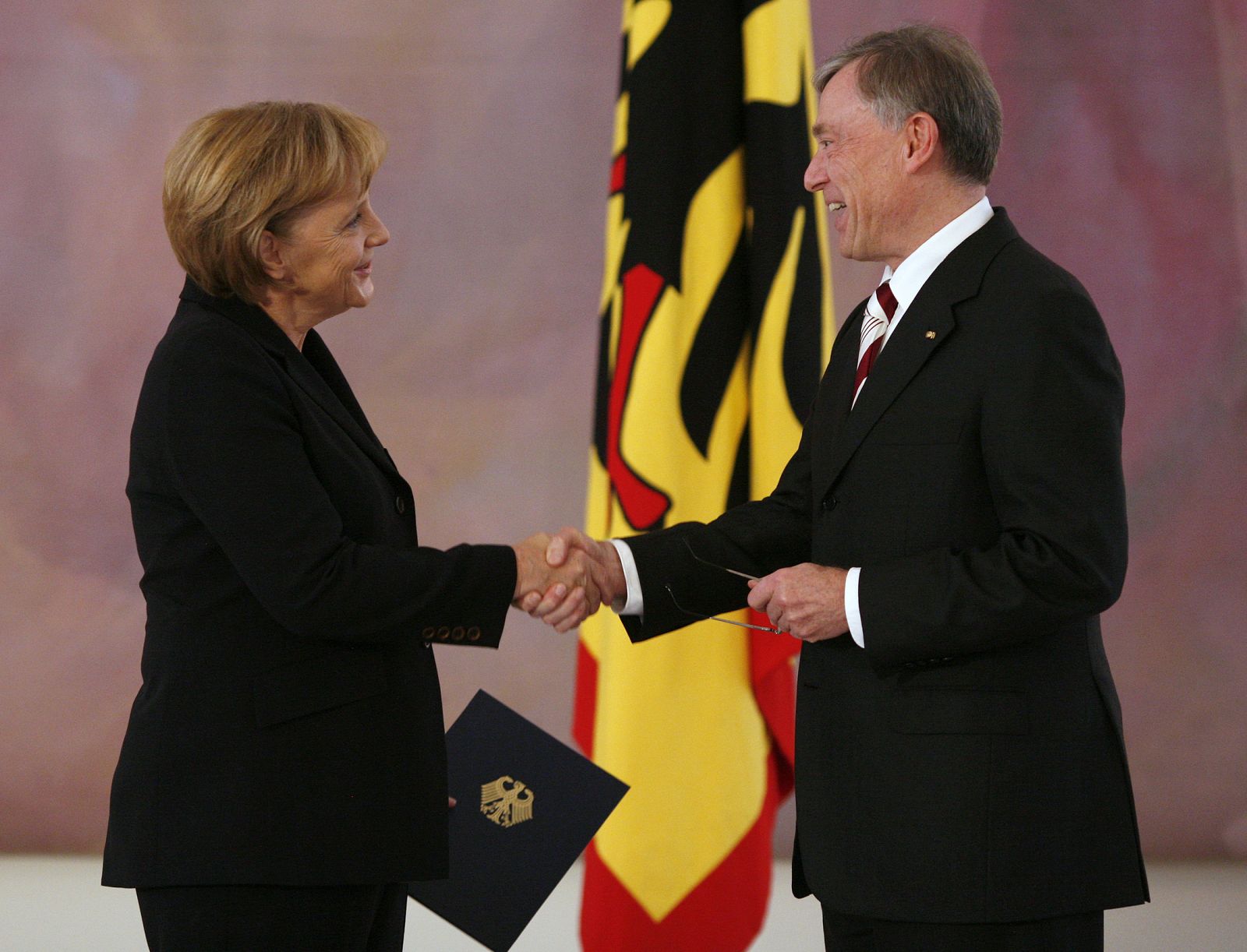 La canciller alemana, Merkel, recibe la aprobación del presidente Koehler en Berlín.