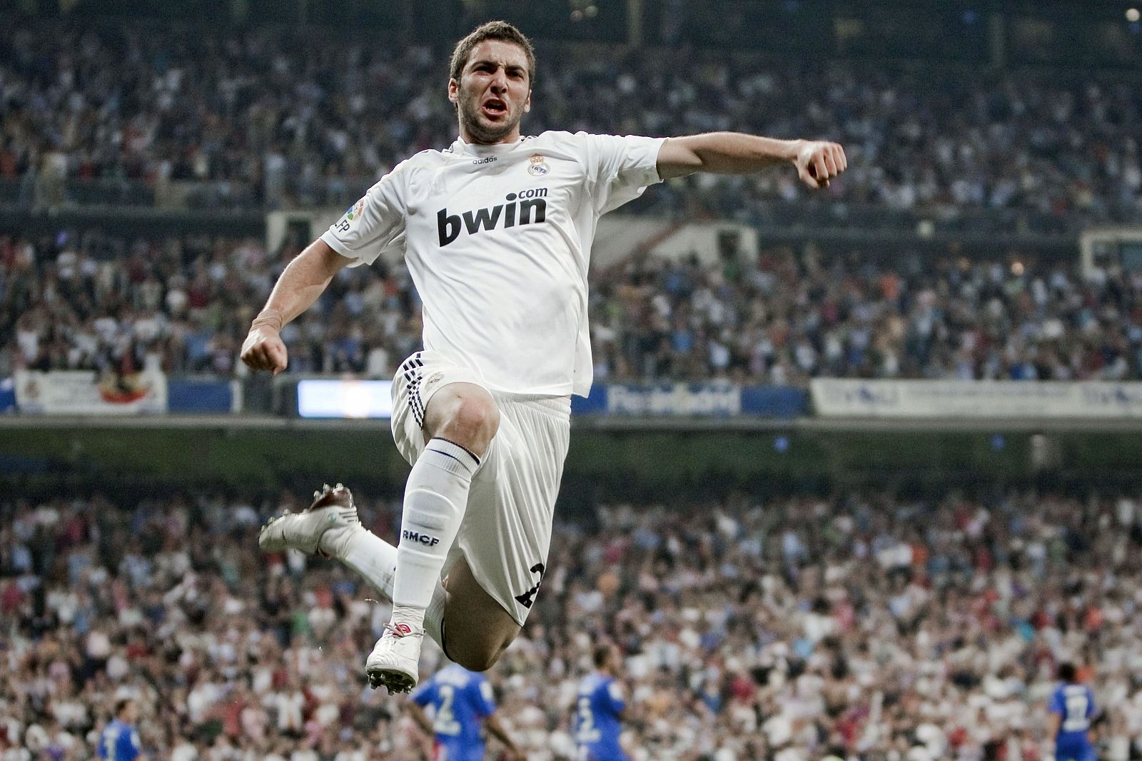 El delantero argentino del Real Madrid Gonzalo Higuain celebra su primer gol