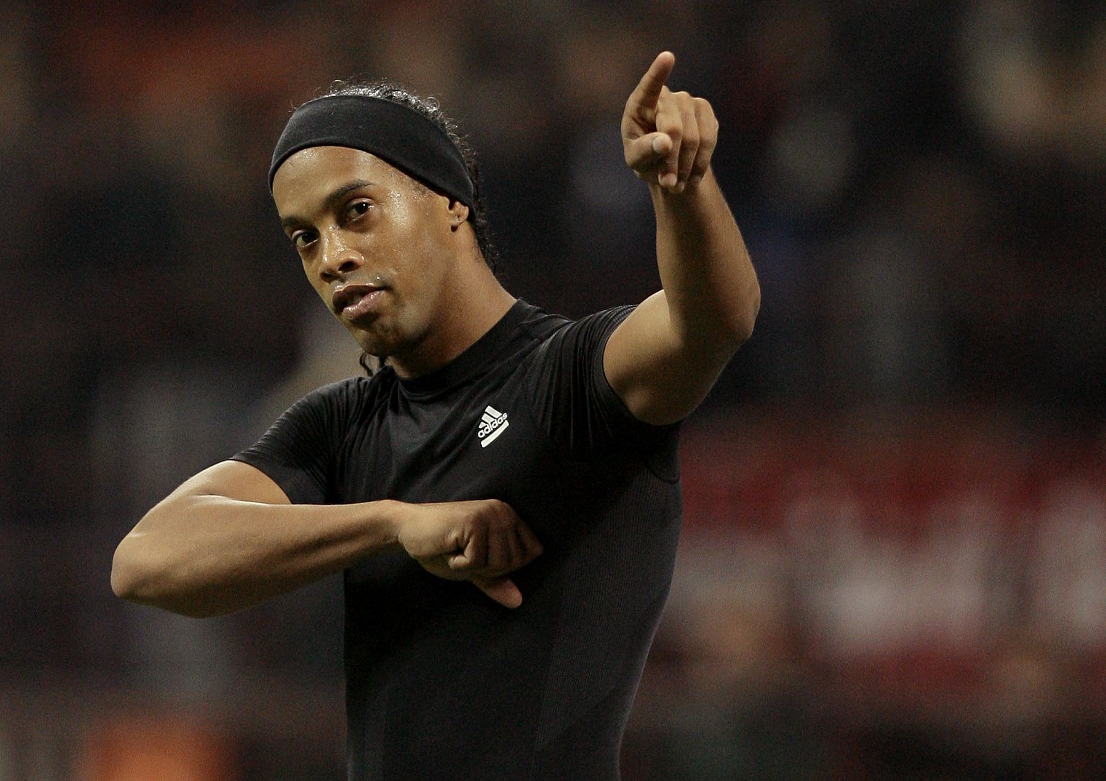 Ronaldinho dedica un gesto a la afición de San Siro.