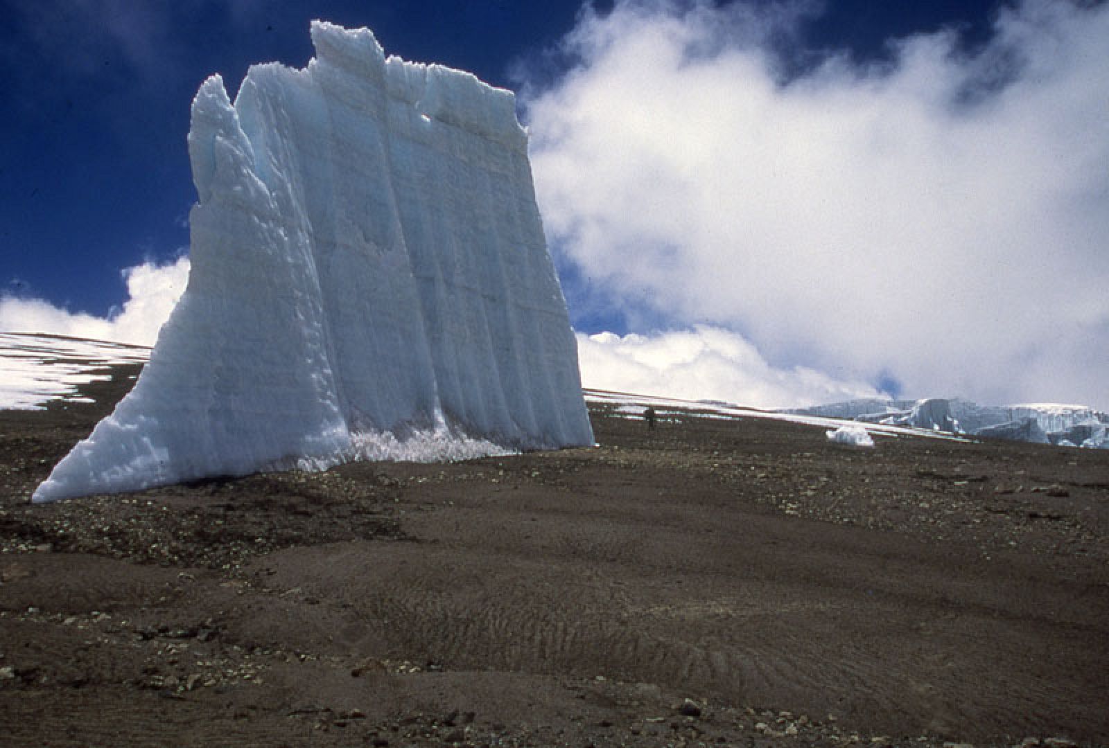 Una de las cada vez más comunes torres de hielo aisladas en el Monte Kilimanjaro.