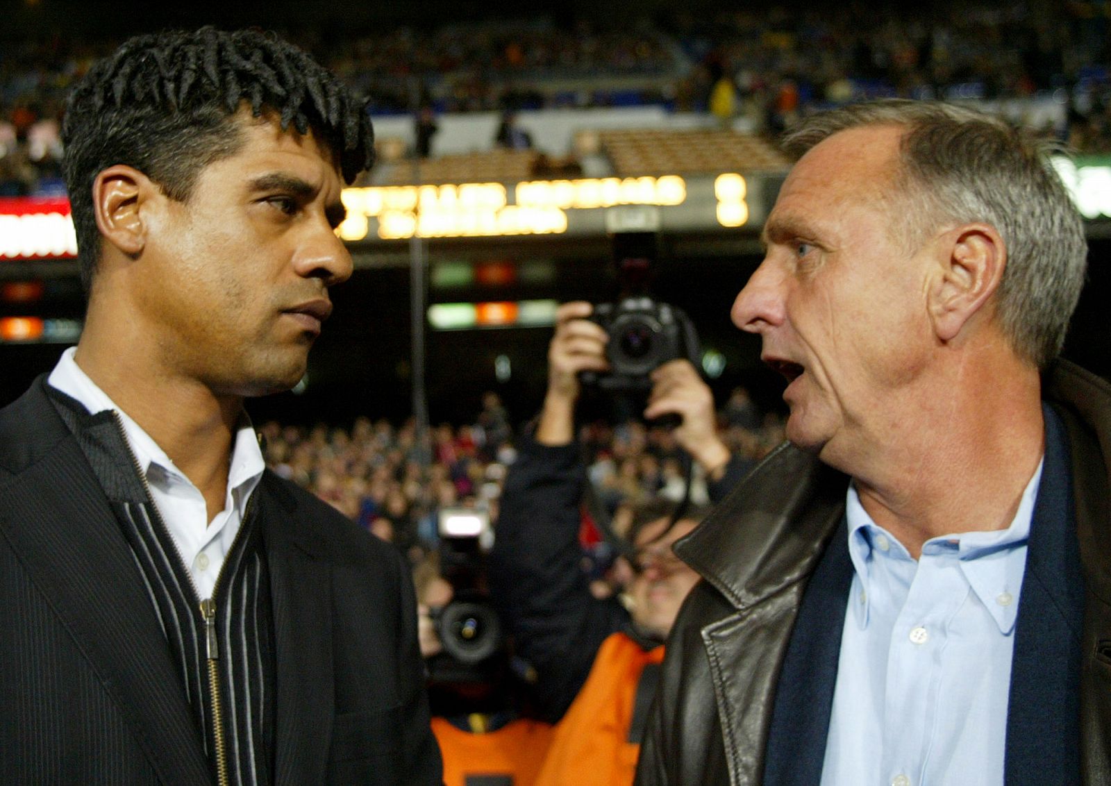 Johan Cruyff habla con el ex entrenador del FC Barcelona, el también holandés Frank Rijkaard.