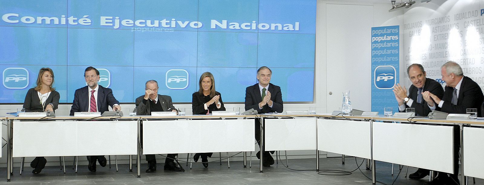 Mariano Rajoy acompañado de Manuel Fraga, Esteban González Pons, Ana Mato y los presidentes de la Generalitat valenciana, Francisco Camps, y de Murcia, Ramón Luis Valcárcel.