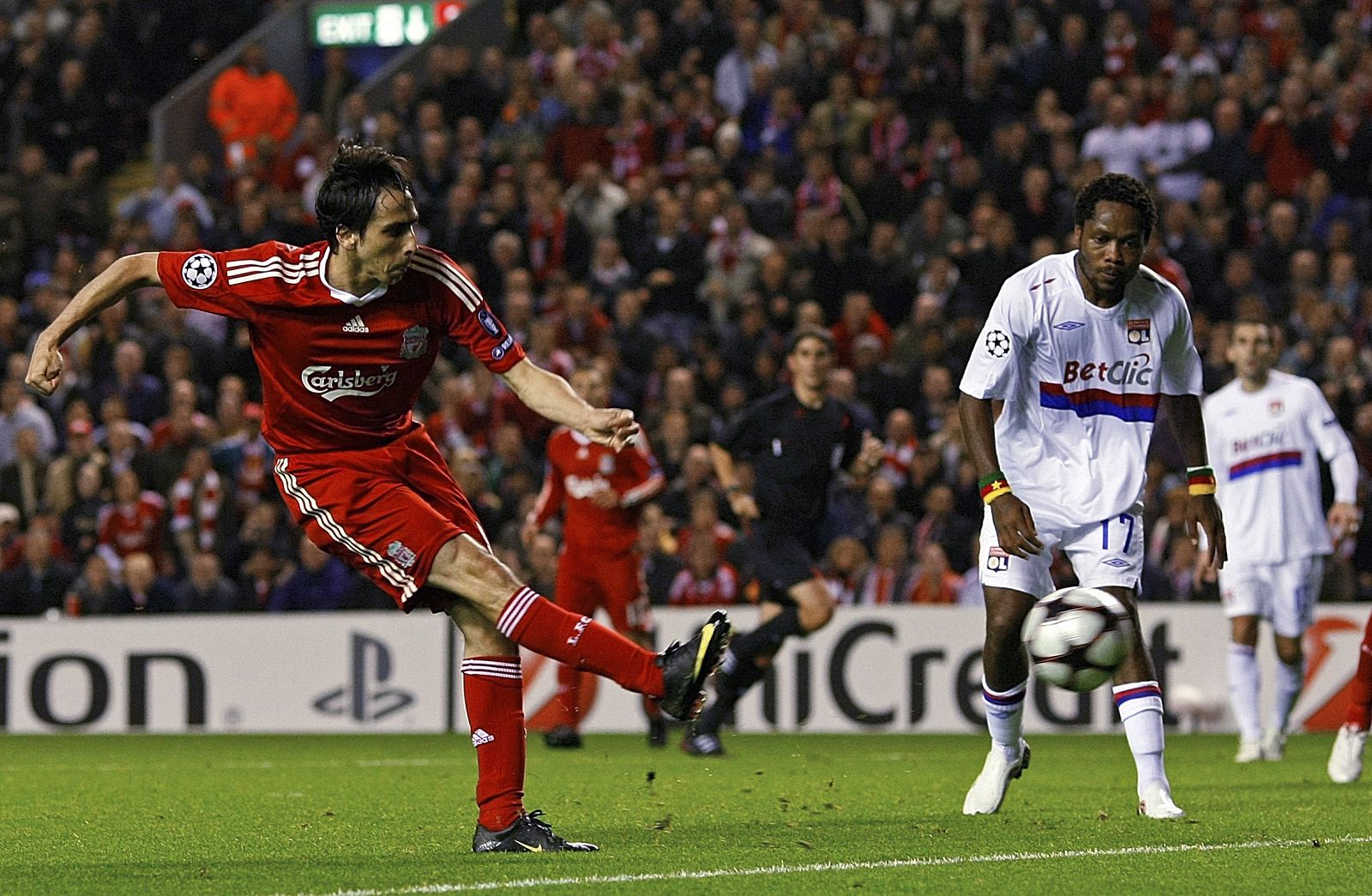 El jugador del Liverpool, Yossi Benayoun, en el partido de ida ante el Olympique de Lyon.