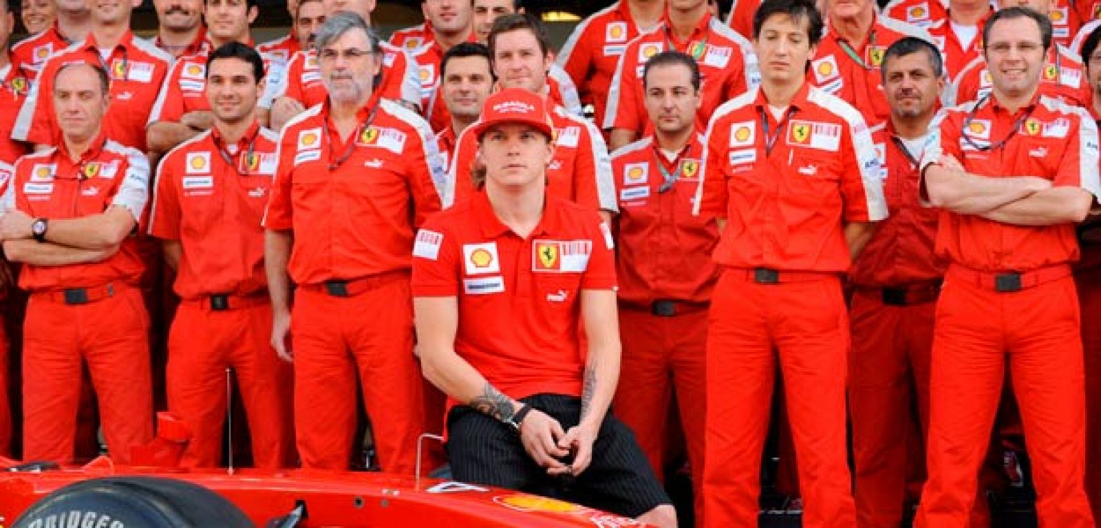 Raikkonen posa junto a los componentes del equipo Ferrari de Fórmula Uno.