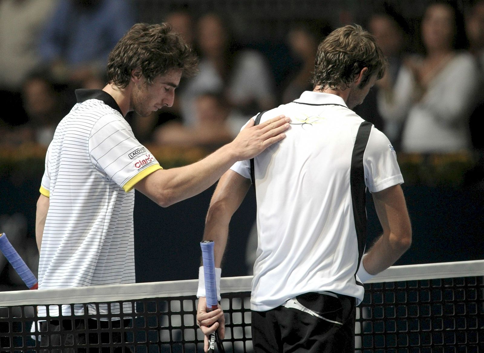 El uruguayo Cuevas trata de consolar a Ferrero al concluir el partido.