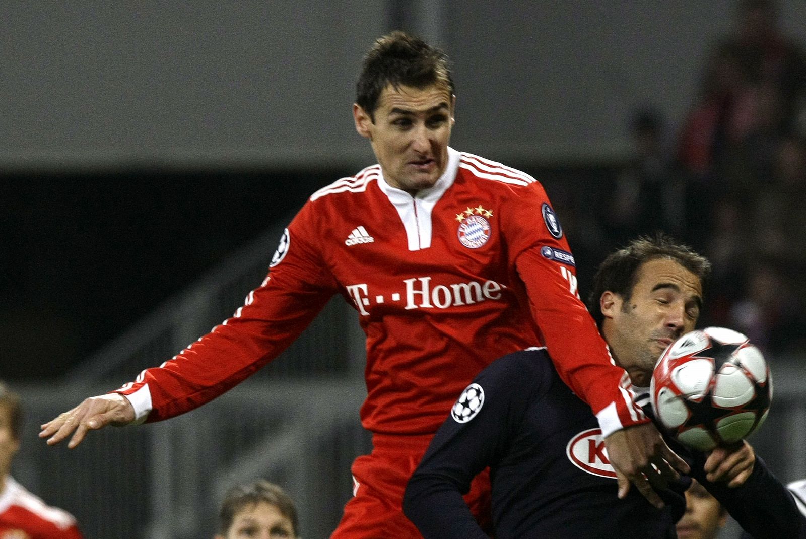 Klose, del Bayern de Múnich, pelea el balón con Planus, del Girondins.