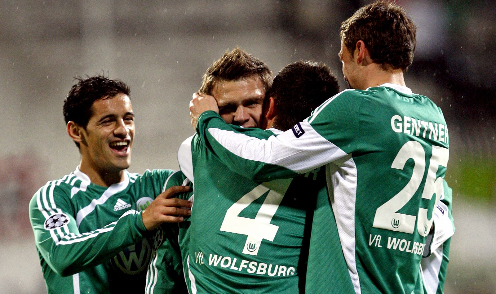 Misimovic del Vfl Wolfsburgo, (c), celebra junto a sus compañeros tras marcar el primer gol al Besiktas