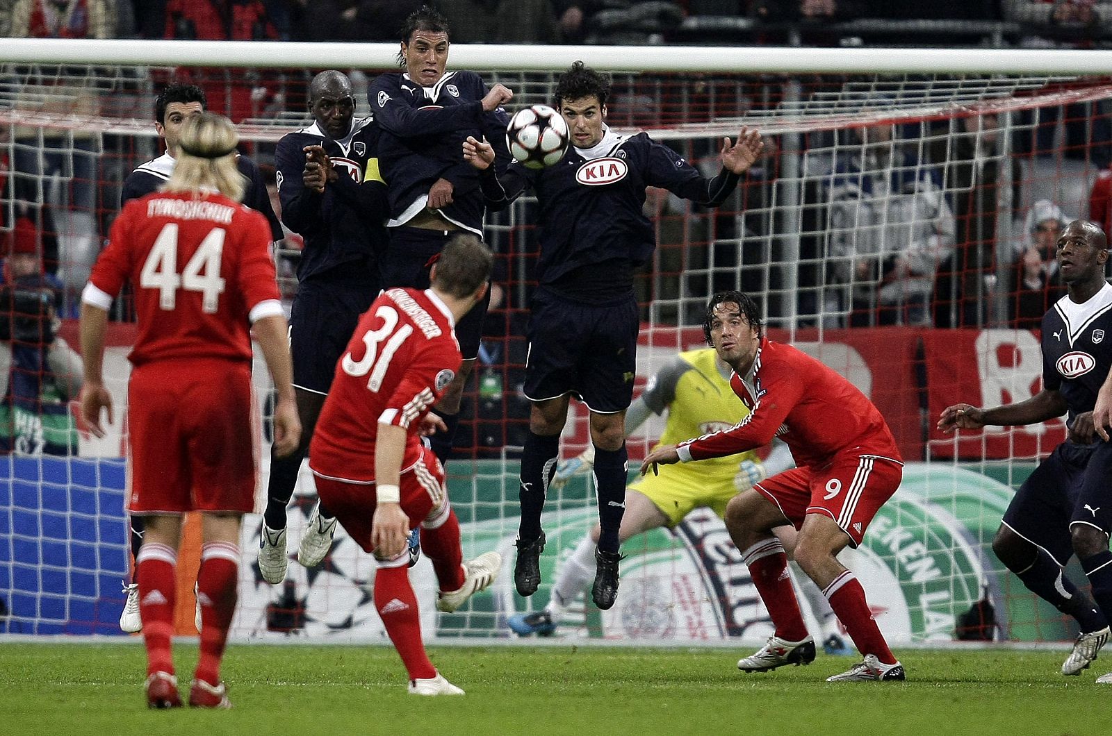 El delantero del Manchester United, Michael Owen (c), anota el primer gol de su equipo contra el CSKA