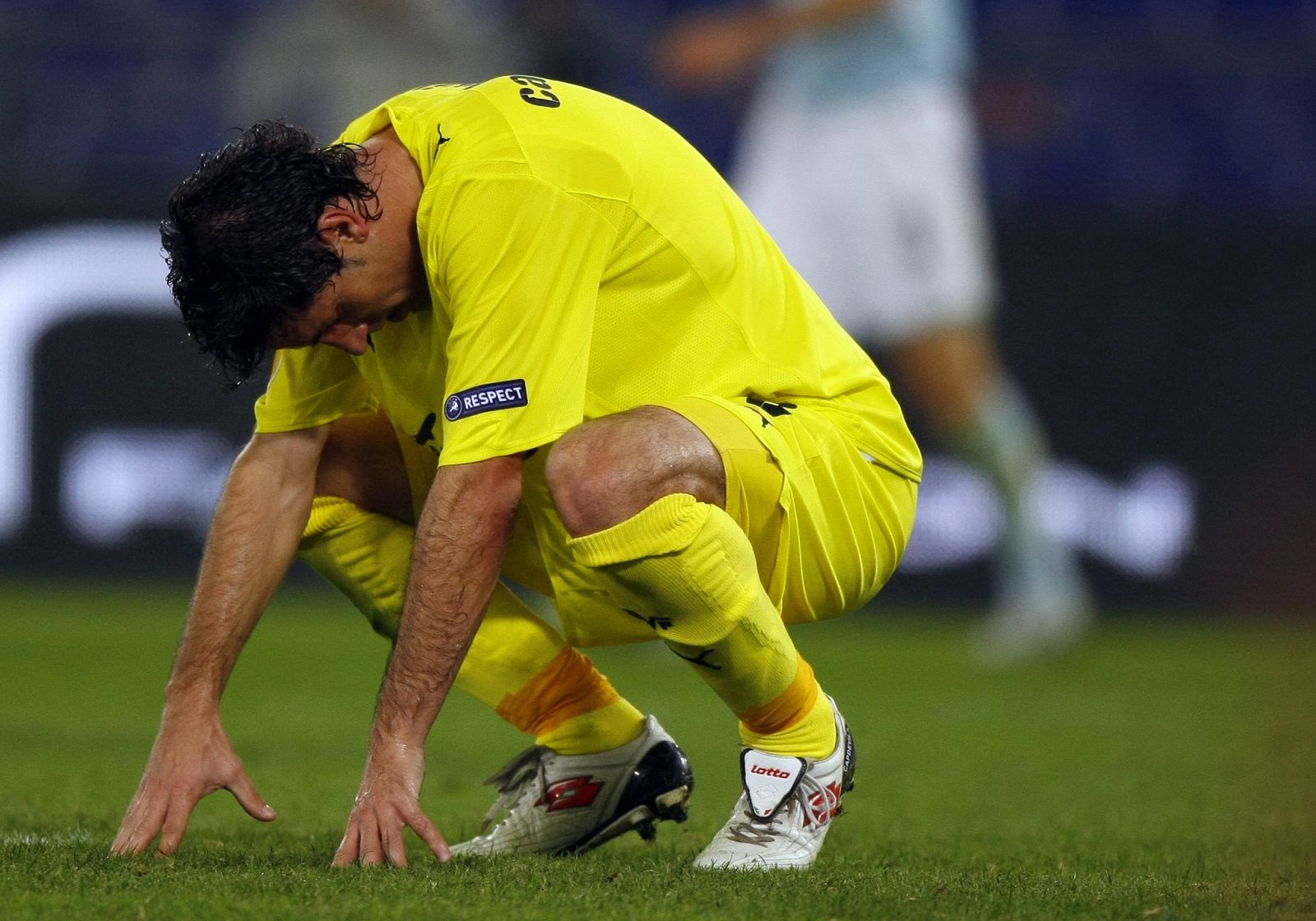 El jugador del Villarreal Joan Capdevila se lamenta tra el gol marcado por la Lazio.