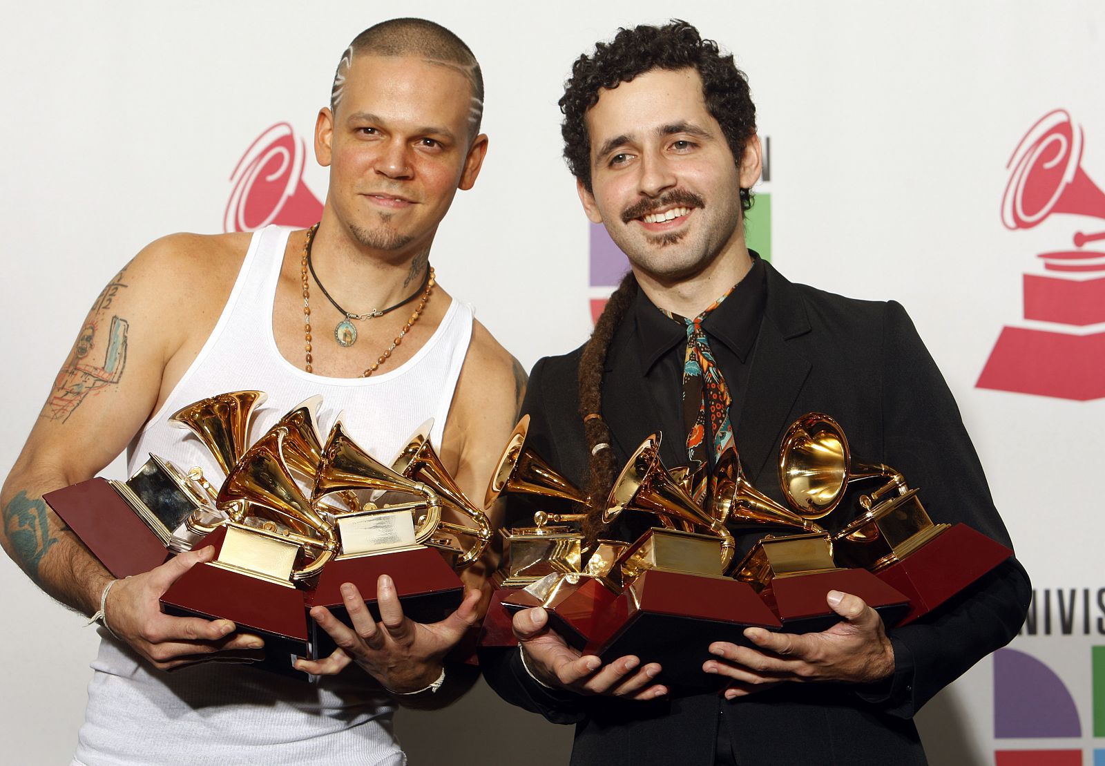 El dúo Calle 13 posa con sus Garmmt Latino