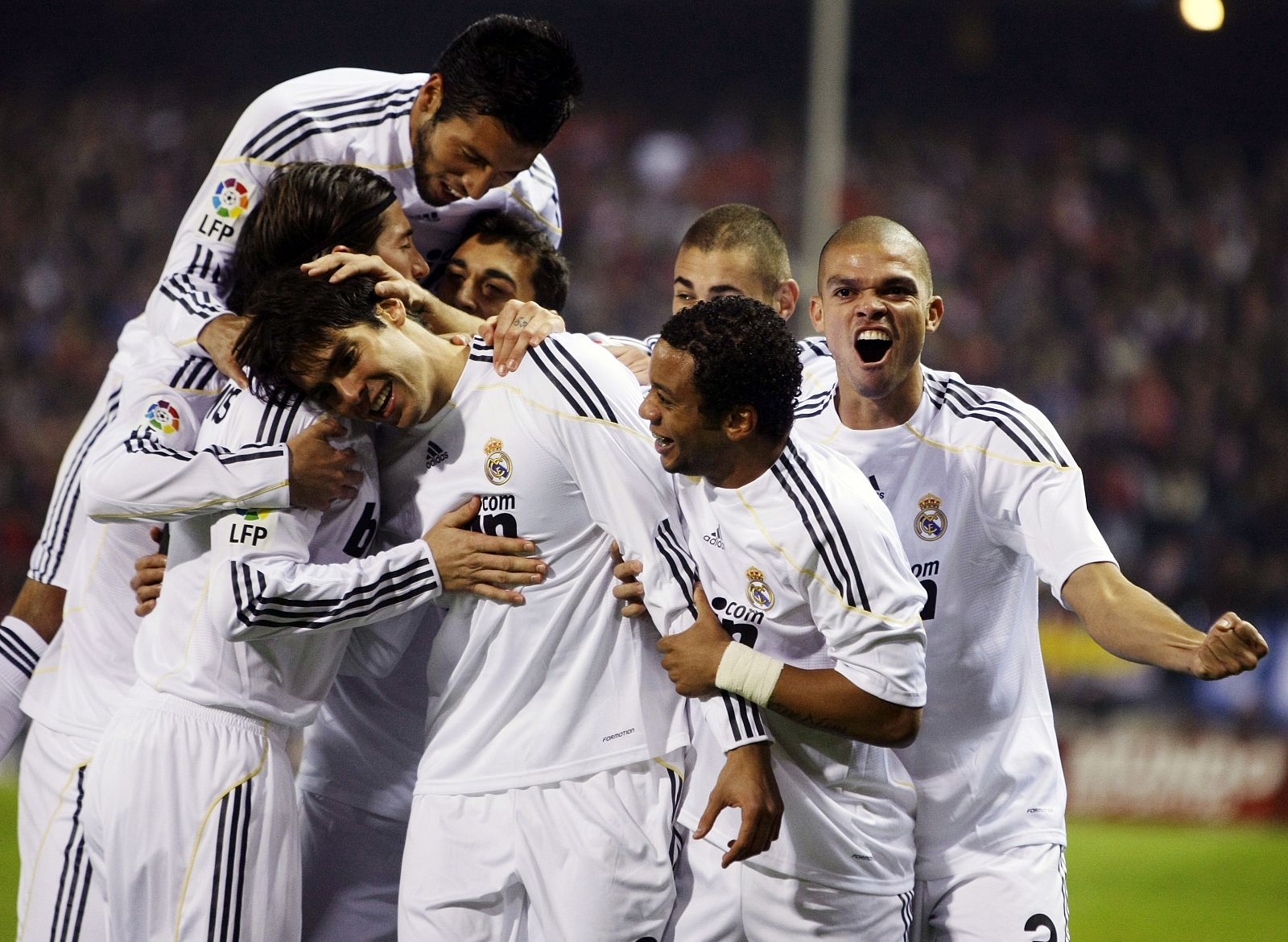 El Real Madrid celebra el primer gol del partido al Atlético, marcado por el brasileño Kaká.