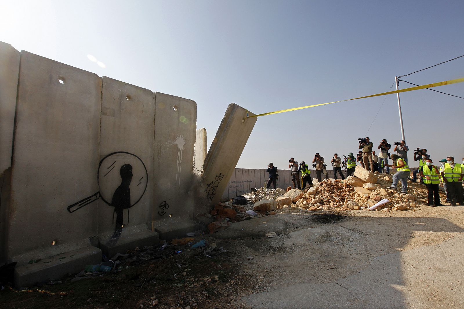 Activistas internacionales y palestinos derriban algunos bloques del polémico muro que divide Cisjordania, como  particular homenaje al 20º aniversario de la caída del Muro de Berlín.