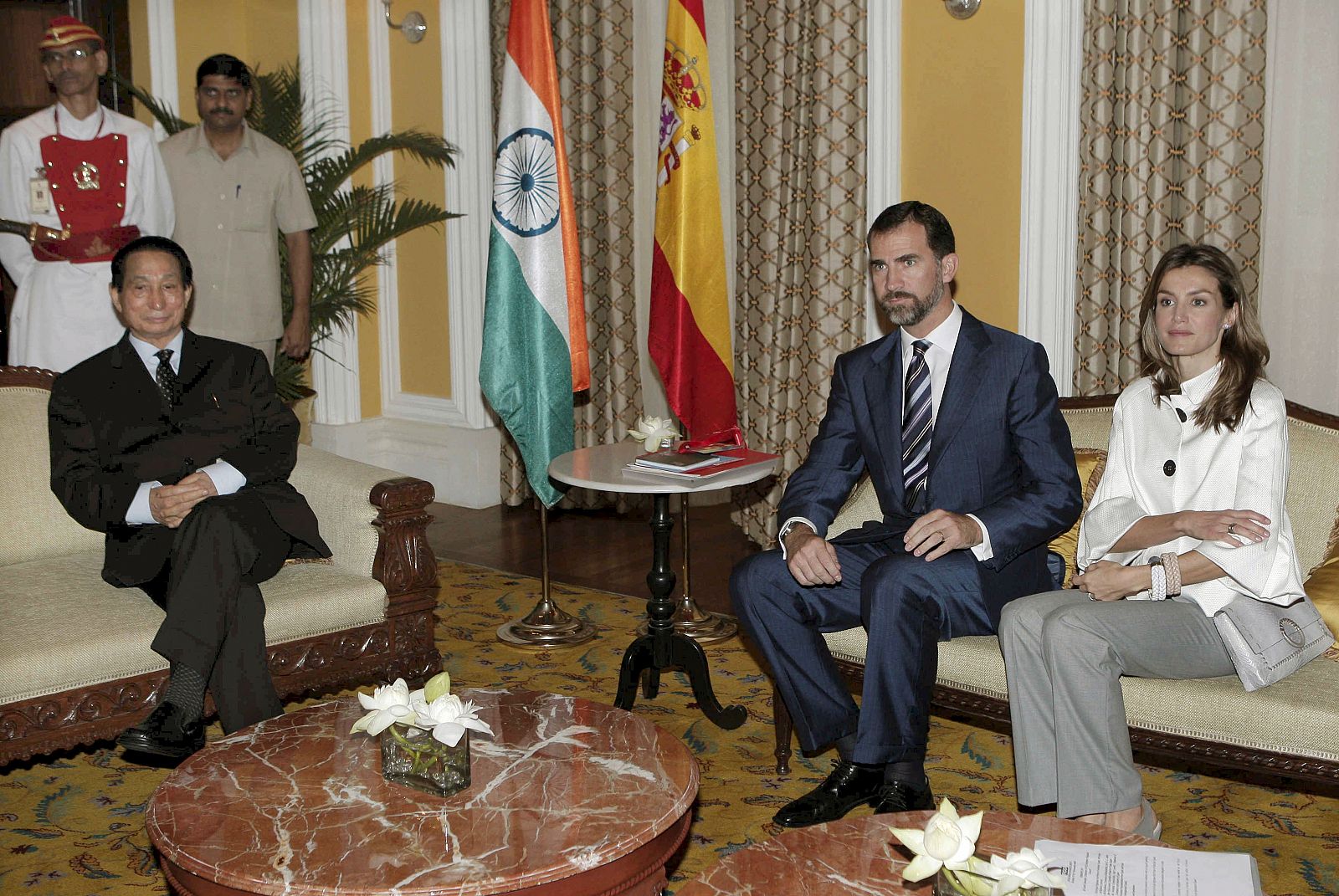Los Príncipes durante la reunión que han mantenido con el gobernador del Estado de Maharastra, Sanayangba Chubatoshi Jamir