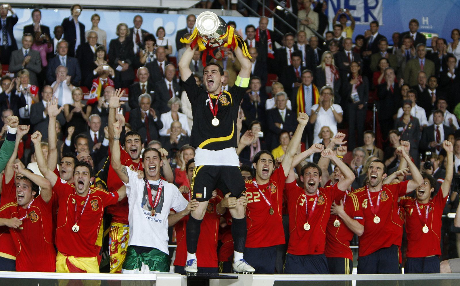Iker Casillas levanta el trofeo de la Eurocopa 2008 ante sus compañeros de equipo.