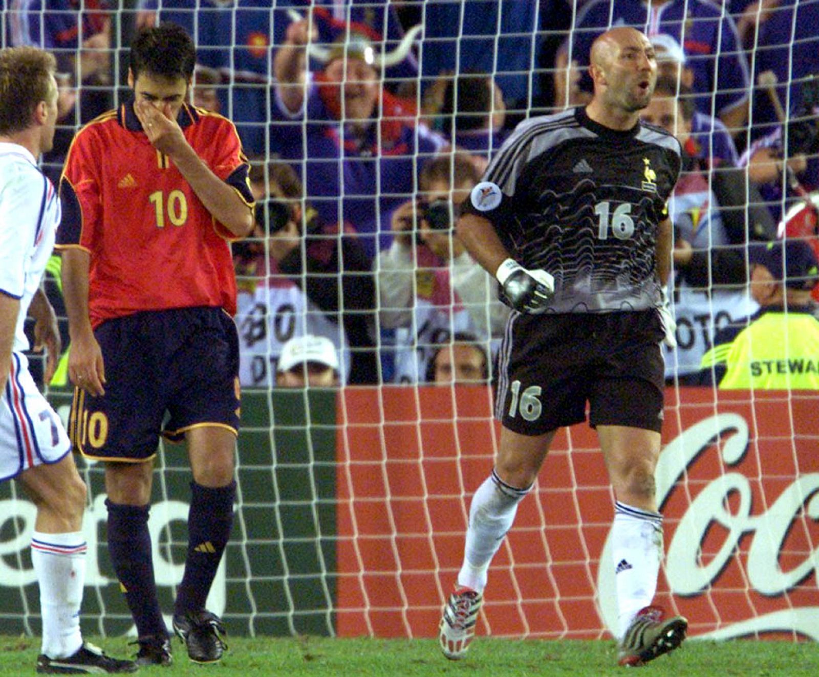 Raúl protagonizó uno de los mayores fracasos al fallar un penalti decisivo ante Francia en la Eurocopa del 2000.