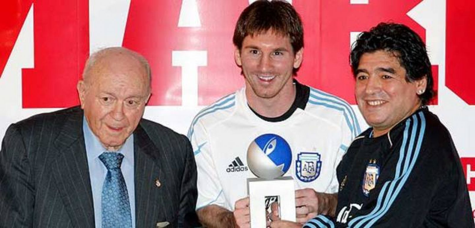 Maradona y Di Stéfano le entregan el premio a Lionel Messi.