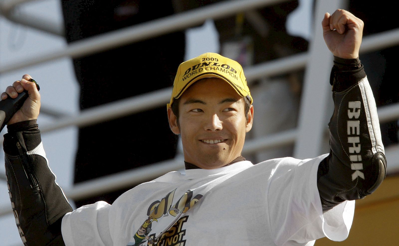 El piloto japonés Hiroshi Aoyama celebra su título de campeón del mundial de 250 cc.