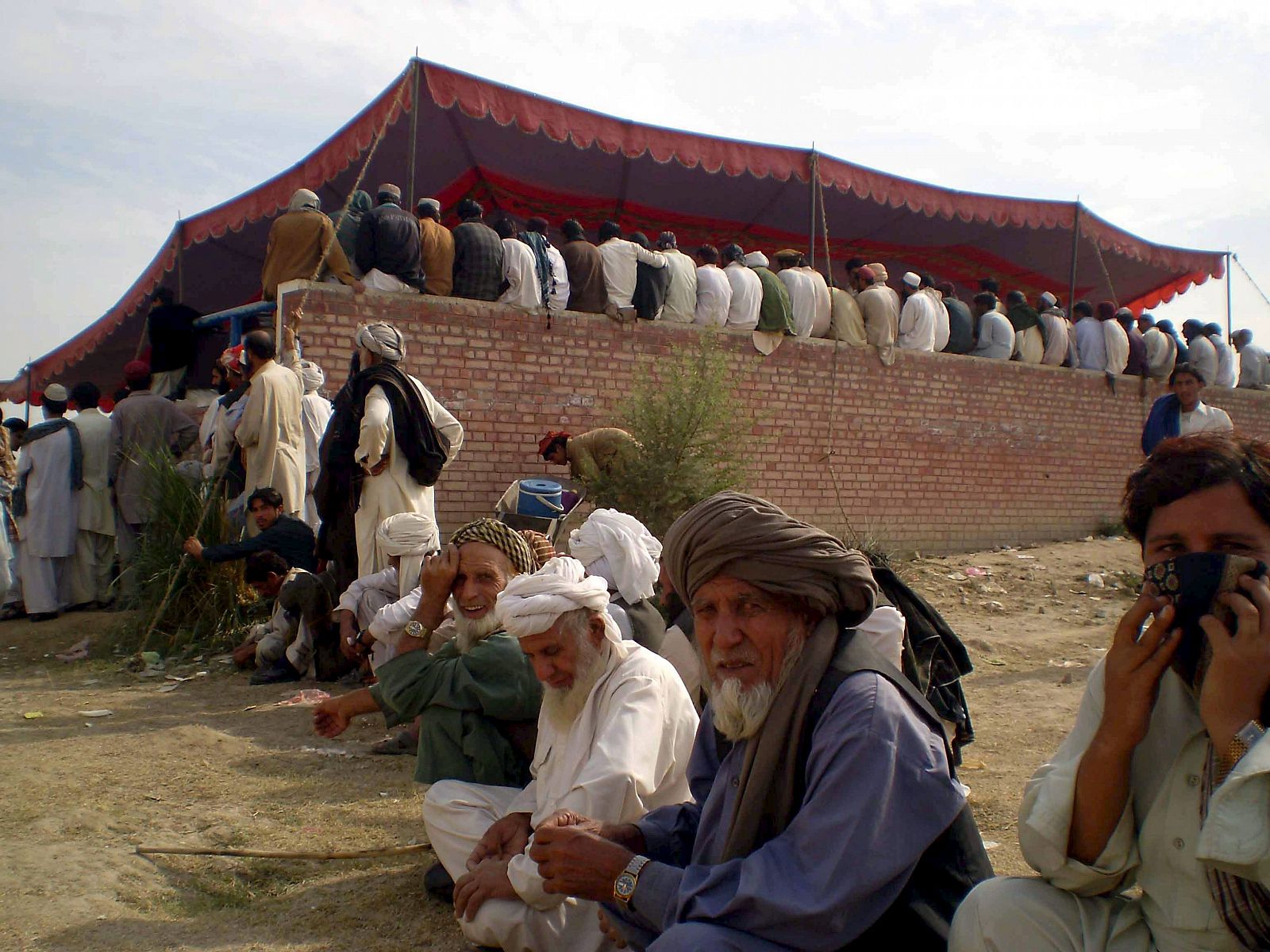 Cientos de desplazados de la conflictiva región de Waziristán del Sur, reciben ayuda humanitaria en un campamento de Dera Ismail Khan, Pakistán