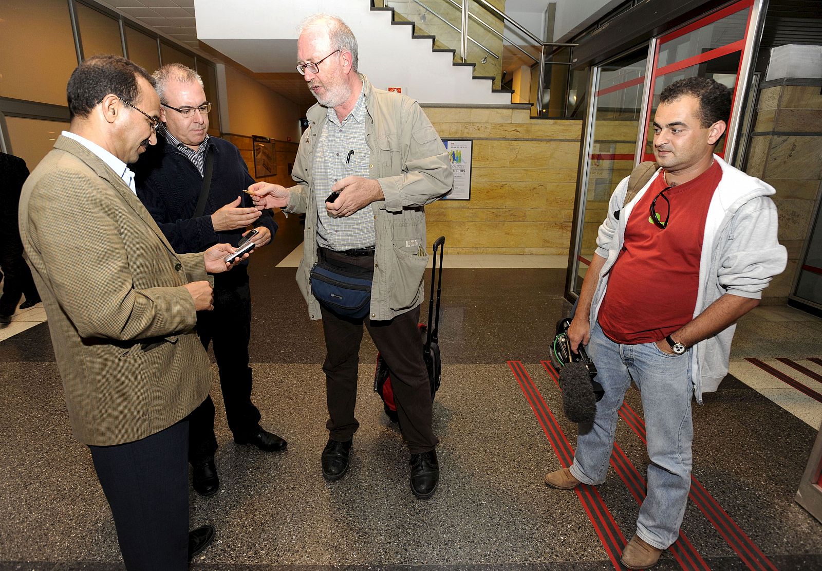 LLEGAN A GRAN CANARIA LOS DOS PERIODISTAS ESPAÑOLES RETENIDOS EN EL AAIÚN